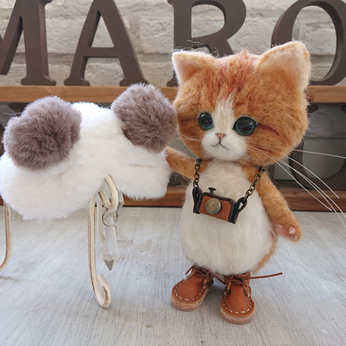 くま耳帽子の茶白猫 ぬいぐるみ（Mサイズ） 羊毛フェルト 置物 全身