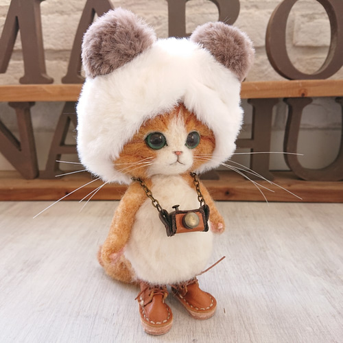 くま耳帽子の茶白猫 ぬいぐるみ（Mサイズ） 羊毛フェルト 置物 全身