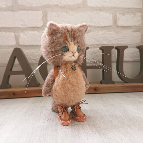 リュックサックを背負ったキジトラねこ ぬいぐるみ（Sサイズ