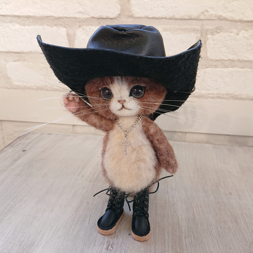 ウエスタンハットをかぶった猫 はちわれねこ ぬいぐるみ（Mサイズ