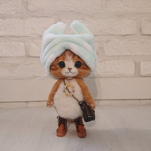 猫みみ帽子の茶白ねこ ぬいぐるみ 羊毛フェルト ねこ(お取り置き中