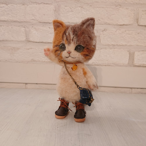 デニムバッグを持った三毛猫 ぬいぐるみ 羊毛フェルト ねこ 人形 羊毛