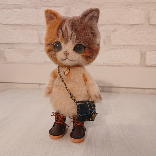 羊毛フェルト 猫 ぬいぐるみ デニムバッグを持った三毛猫 ぬいぐるみ 羊毛フェルト ねこ 人形 羊毛