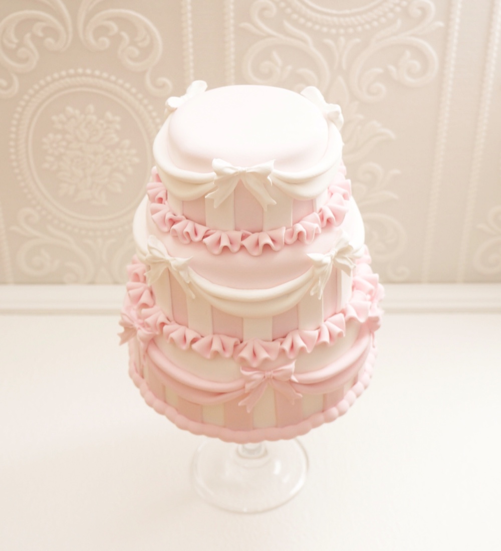 フリフリクレイケーキ✳︎ベビーピンク✳︎色変更可＊フェイクケーキ＊推しケーキ＊ウェディング＊バースデー
