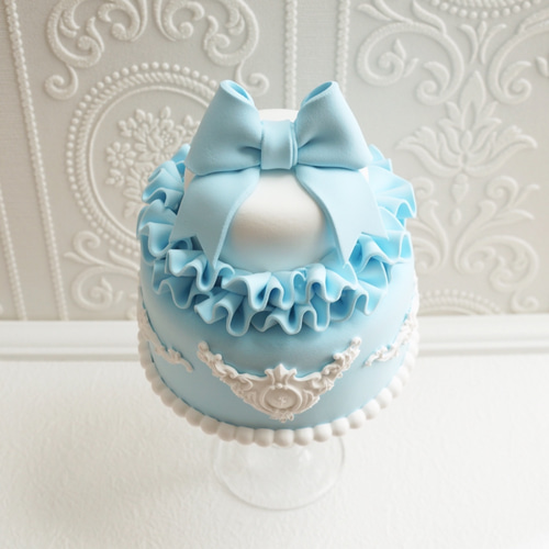 リボンとバラのクレイケーキ🎀 ピンクでオーダーいただきました😌 クレイケーキのご注文は、@marry.clay.art  プロフィール欄のリンクまたはメッセージからお願いします！ #クレイケーキ #バースデーケーキ #クレイケーキオーダー #推しケーキ#オーダークレイケーキ クレイケーキ*トリプルリボン