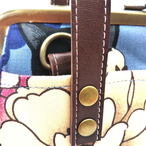 ◇ 黑貓與牡丹 ☆ 圓形旋鈕 Gamaguchi Small 2way bag ◇ 藍色 第4張的照片