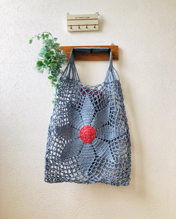 【再販】お花のネット編みショッピングバッグ《ペールブルー×サーモンピンク》 1枚目の画像