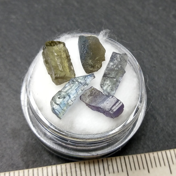 タンザナイト/Tanzanite  非加熱原石　鉱石　結晶　パワーストーン　天然石　鉱物　パーツ 1枚目の画像