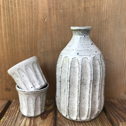 ココア色の粉引徳利とお猪口 1枚目の画像