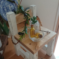 ちょっとシャビーなチェア型プランツ台 2枚目の画像