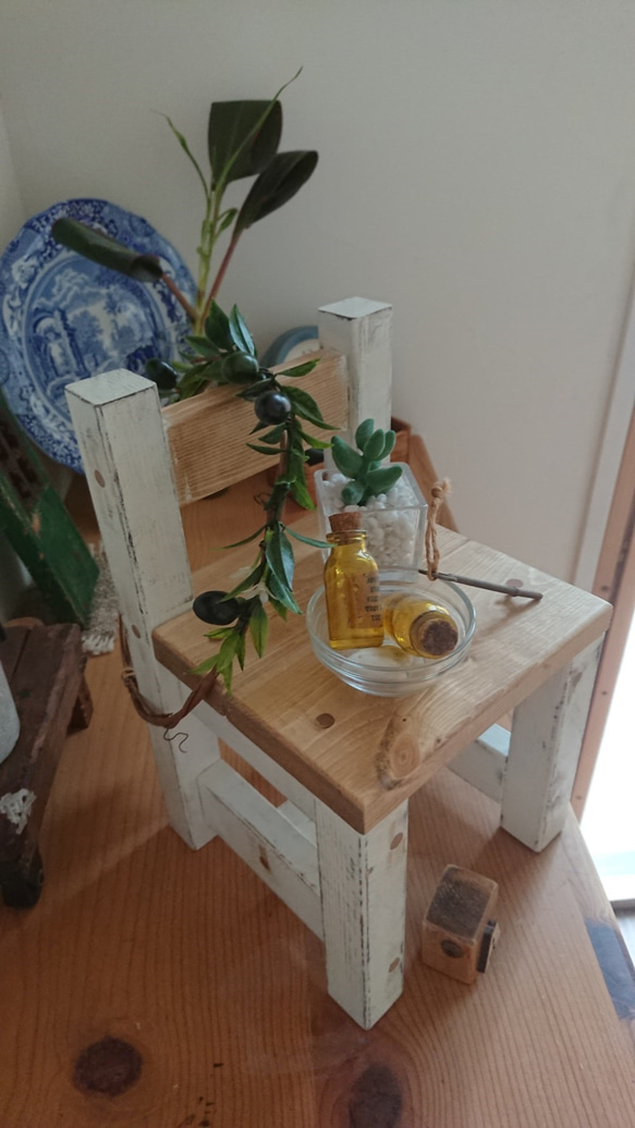 ちょっとシャビーなチェア型プランツ台 2枚目の画像