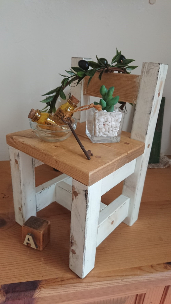 ちょっとシャビーなチェア型プランツ台 3枚目の画像