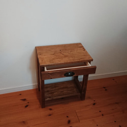 シンプルなドロワーサイドテーブル 1枚目の画像