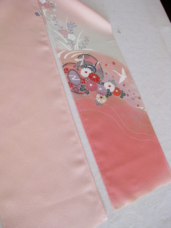 【新品】手描き友禅シルク半衿　サーモンピンクに花 (お) 三折り縫い始末 5枚目の画像