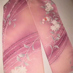 新品･丹後ちりめんシルク半衿(ピンクパープル)白花　三つ折り縫い始末 正絹 6枚目の画像