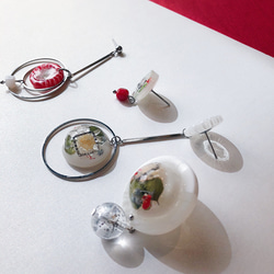 十二月 / 紅白尼古拉斯·白色雪球 冬季限定款  不對稱設計樹脂乾燥花耳環（可改夾式） 第3張的照片