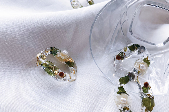 不規則珍珠花圈 / 金  樹脂乾燥花藝術 耳環（可改夾式） 第2張的照片