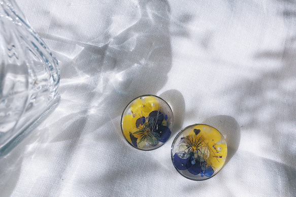 拼貼3cm圓 / 優雅耳垂 · 紫  樹脂乾燥花藝術耳環（可改夾式） 第2張的照片