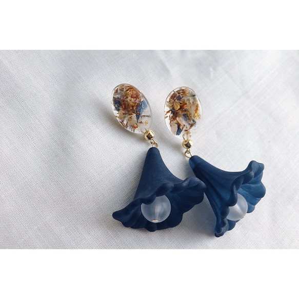 一支花 / 深藍 樹脂藝術乾燥花垂墜式耳環（可改夾式） 第3張的照片