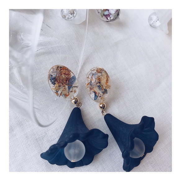 一支花 / 深藍 樹脂藝術乾燥花垂墜式耳環（可改夾式） 第4張的照片