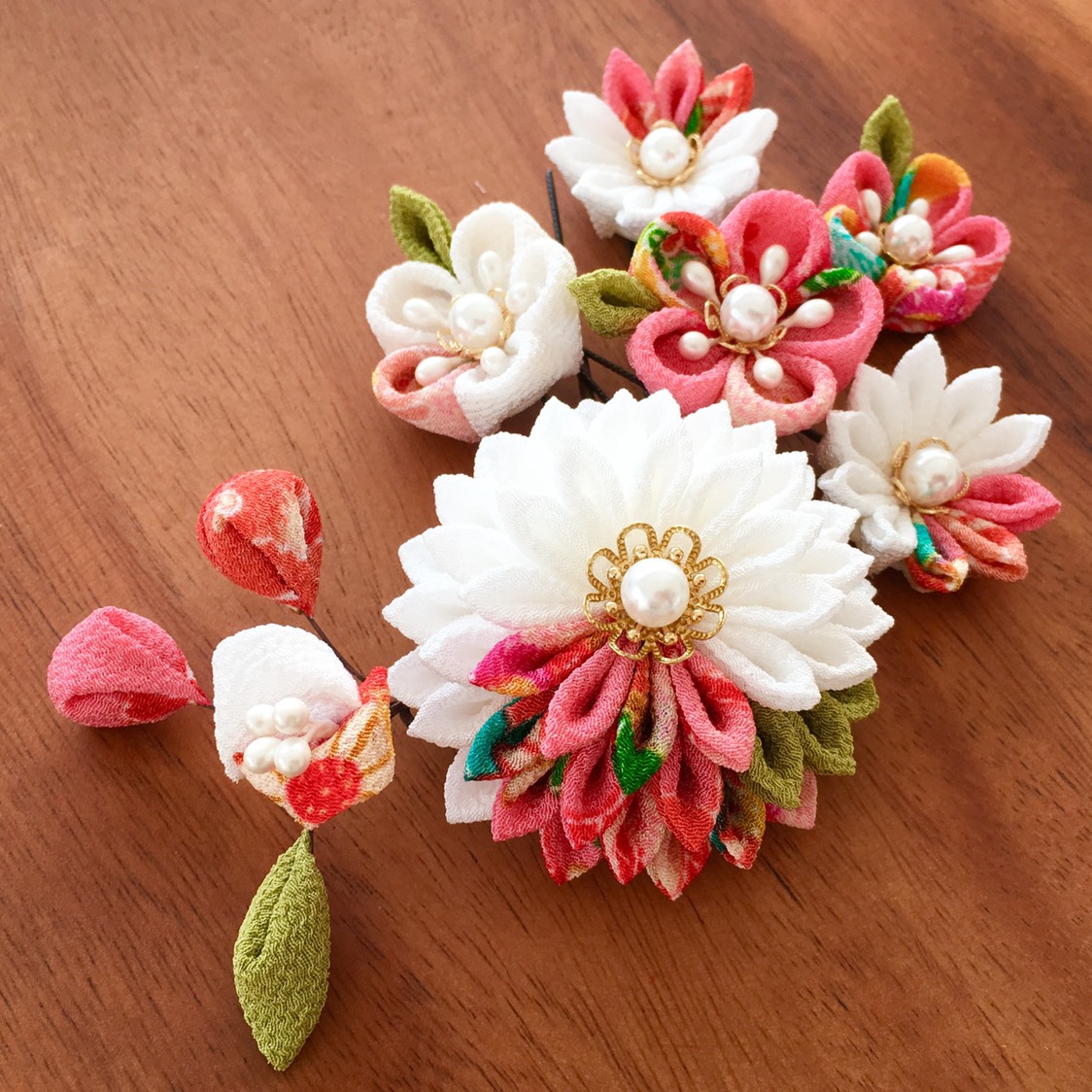 つぼみが可愛い髪飾り＊白ピンク＊着物 袴 和装に＊卒業式 成人式〈つまみ細工〉ラプンツェル風にも♪