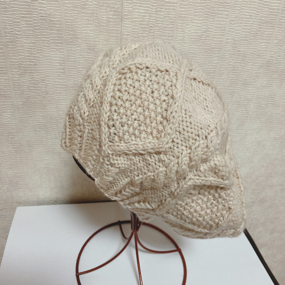【受注制作】ダイヤ柄と縄編みで編んだベレー帽（生成り） 2枚目の画像