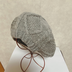 【受注制作】ダイヤ柄と縄編みで編んだベレー帽（グレー） 1枚目の画像
