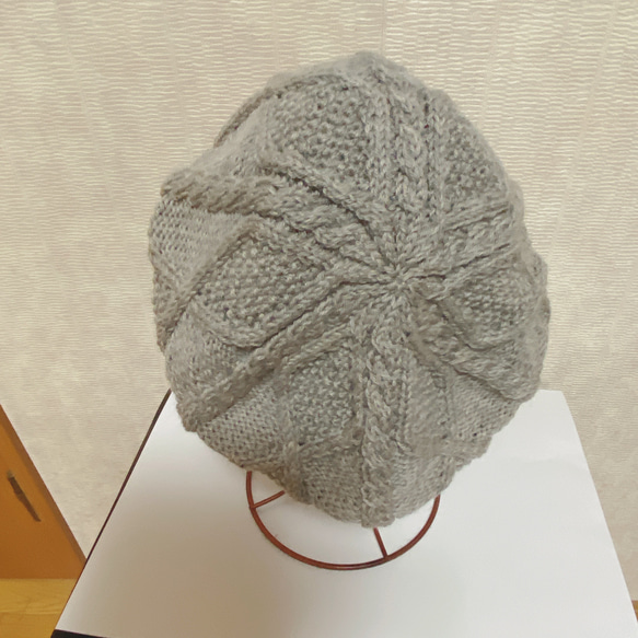 【受注制作】ダイヤ柄と縄編みで編んだベレー帽（グレー） 2枚目の画像