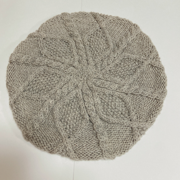 【受注制作】ダイヤ柄と縄編みで編んだベレー帽（グレー） 4枚目の画像