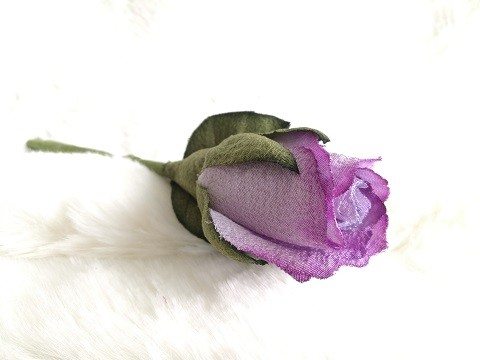 本絹ちりめん染花コサージュ　あしたの蕾（つぼみ）《バラ　渋紫》