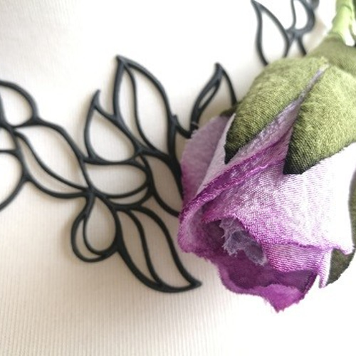 本絹ちりめん染花コサージュ あしたの蕾（つぼみ）《バラ 渋紫