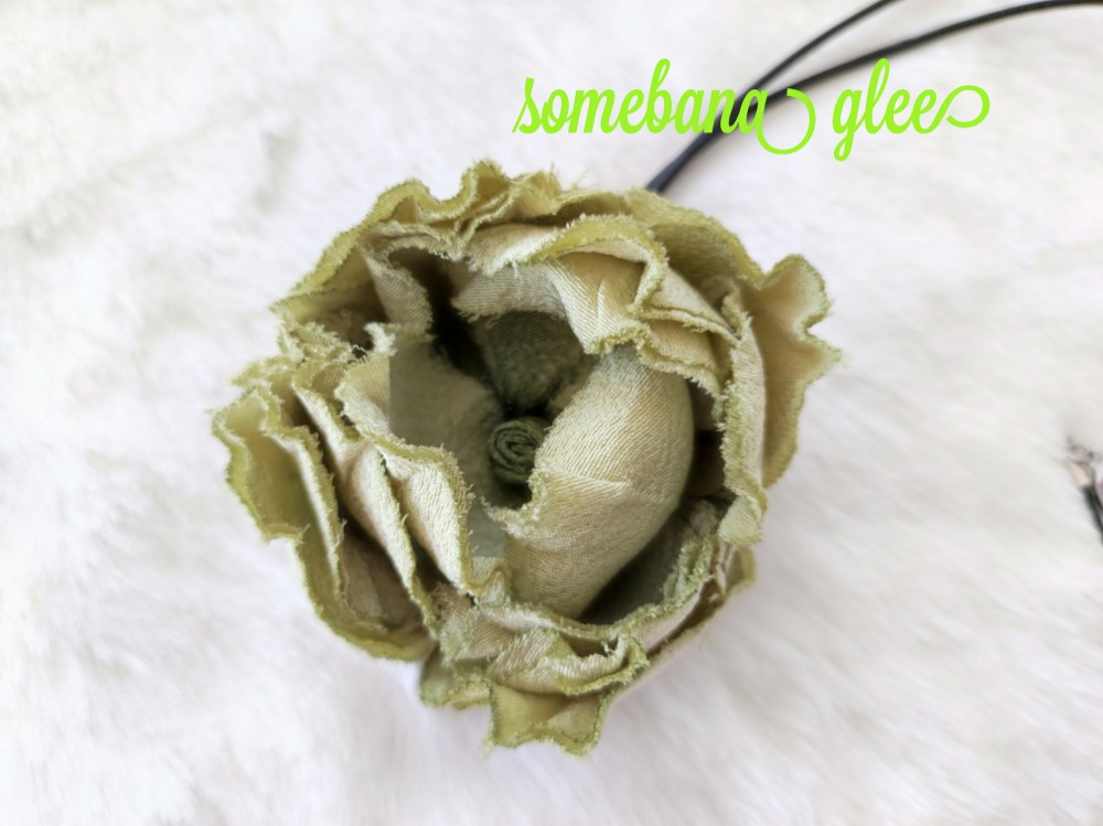 本絹ちりめん染花　ペンダント《バラ　黄緑》