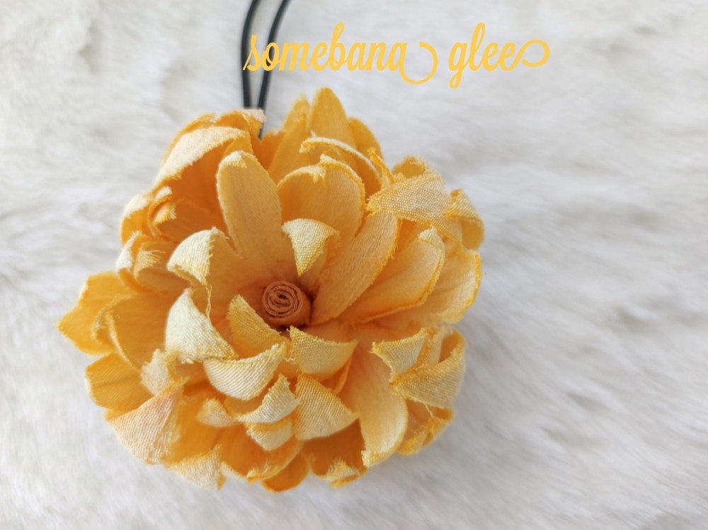 本絹ちりめん染花　ペンダント《菊　薄黄》