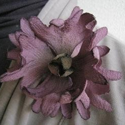 本絹ちりめん染花コサージュ《クロスサンドラ　紫》 4枚目の画像
