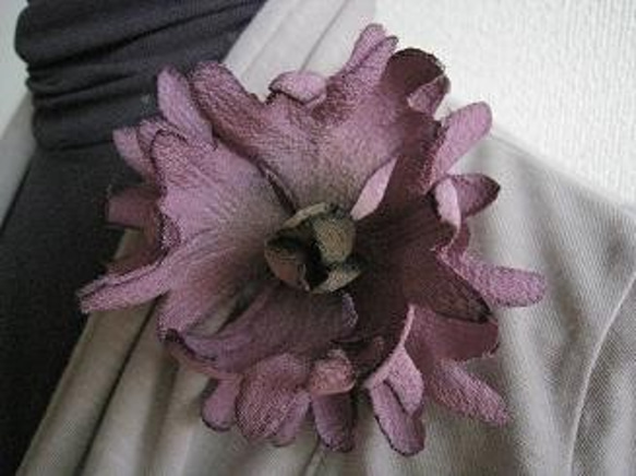 本絹ちりめん染花コサージュ《クロスサンドラ　紫》 4枚目の画像