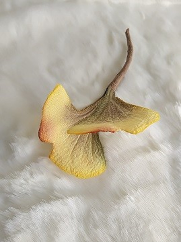 本絹ちりめん染花コサージュ《木の葉　いちょう》 2枚目の画像