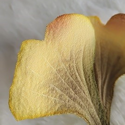本絹ちりめん染花コサージュ《木の葉　いちょう》 4枚目の画像