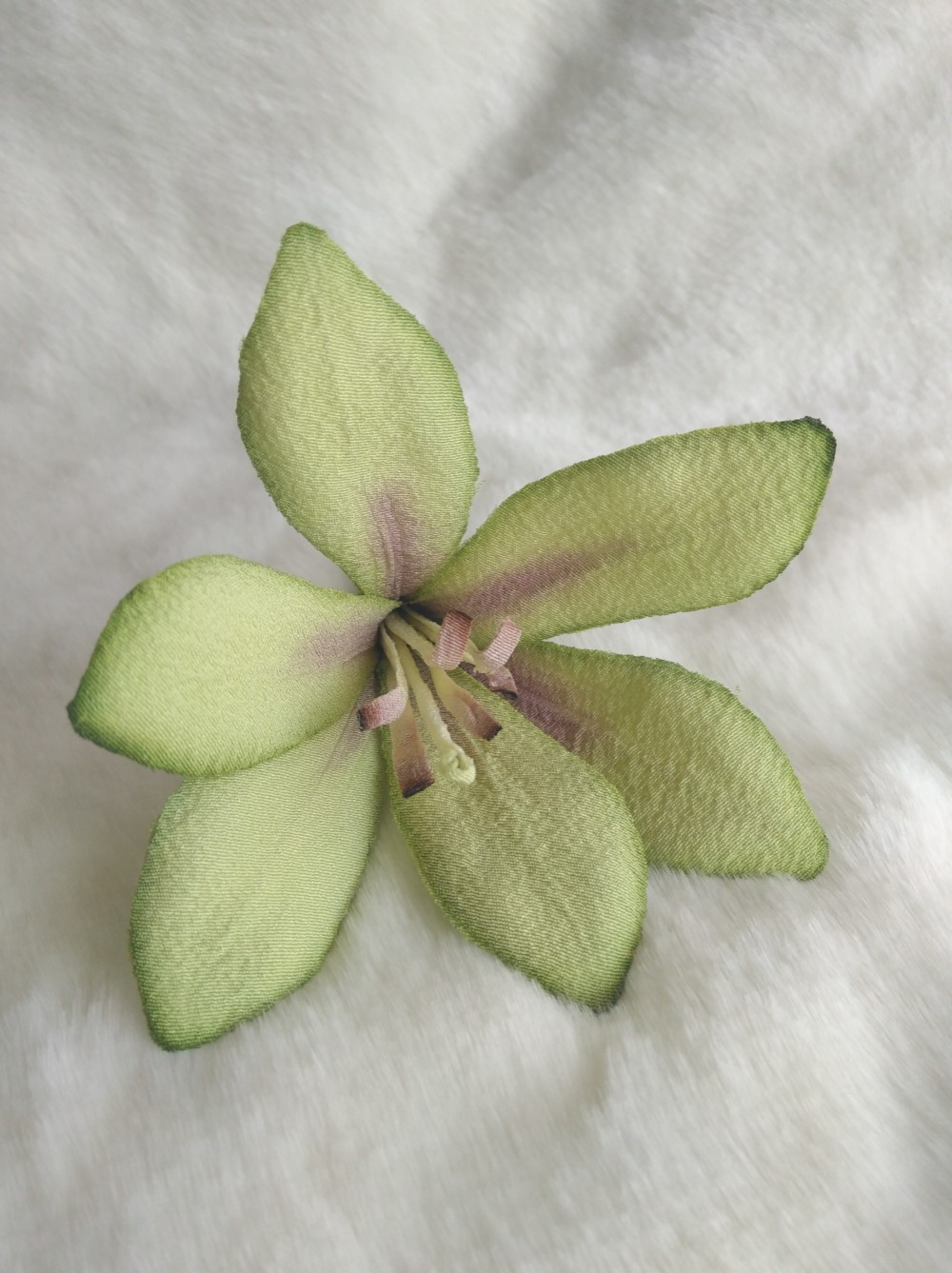 本絹ちりめん染花コサージュ《ゆり　黄緑》 9,398円