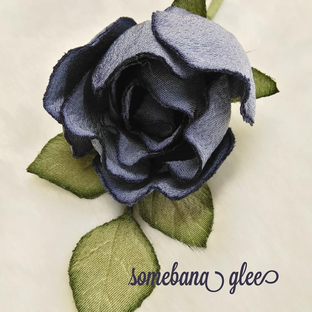 本絹ちりめん染花コサージュ《ミニバラ　渋紺》