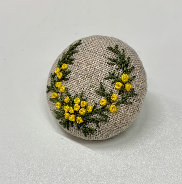 刺繍ブローチor刺繍ヘアゴム　ミモザの花 2枚目の画像