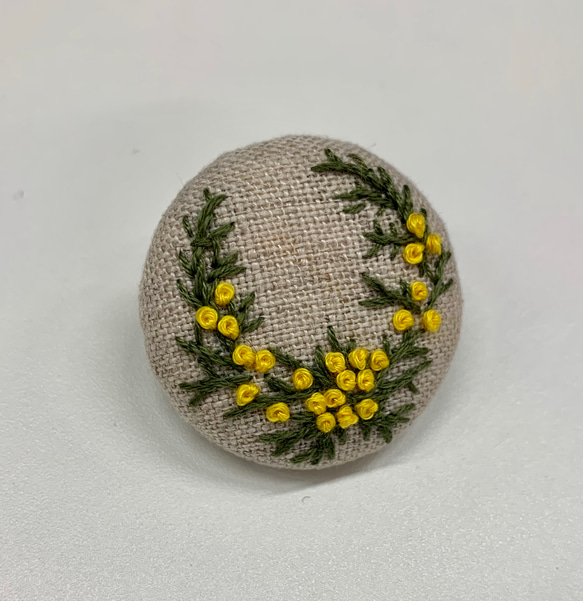 刺繍ブローチor刺繍ヘアゴム　ミモザの花 3枚目の画像