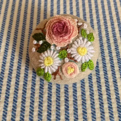 《刺繍ブローチ　刺繍ヘアゴム》　　　薔薇とマーガレット　　　　　　　　　　　　Flower garden 1枚目の画像