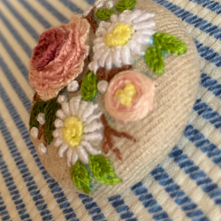 《刺繍ブローチ　刺繍ヘアゴム》　　　薔薇とマーガレット　　　　　　　　　　　　Flower garden 2枚目の画像