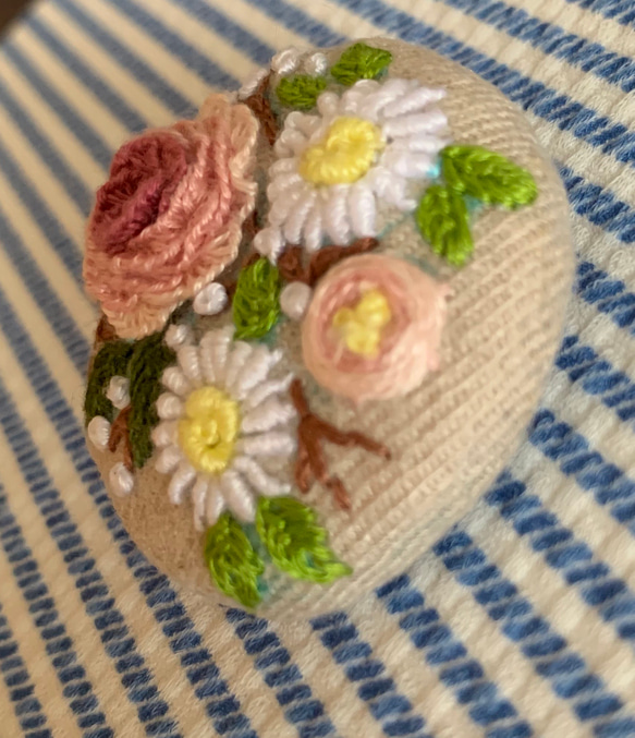 《刺繍ブローチ　刺繍ヘアゴム》　　　薔薇とマーガレット　　　　　　　　　　　　Flower garden 2枚目の画像