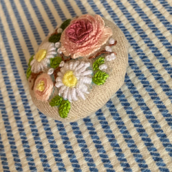 《刺繍ブローチ　刺繍ヘアゴム》　　　薔薇とマーガレット　　　　　　　　　　　　Flower garden 3枚目の画像