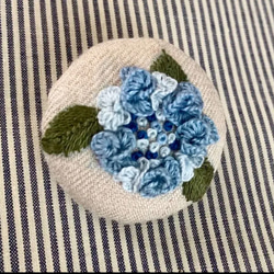 刺繍ブローチor刺繍ヘアゴム　立体紫陽花　ブルーグラデーション　あじさい 1枚目の画像