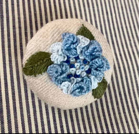 刺繍ブローチor刺繍ヘアゴム　立体紫陽花　ブルーグラデーション　あじさい 1枚目の画像