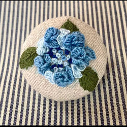 刺繍ブローチor刺繍ヘアゴム　立体紫陽花　ブルーグラデーション　あじさい 2枚目の画像