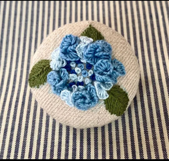 刺繍ブローチor刺繍ヘアゴム　立体紫陽花　ブルーグラデーション　あじさい 2枚目の画像