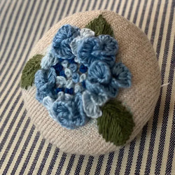 刺繍ブローチor刺繍ヘアゴム　立体紫陽花　ブルーグラデーション　あじさい 3枚目の画像